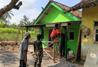 Sertu Yoga Pratama Rapikan Atap Teras