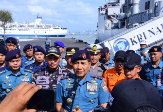 Panglima Koarmada II Laksda TNI I G. P. Alit Jaya, Direktur Operasi Basarnas Laksma TNI Yudhi Bramantyo N.S