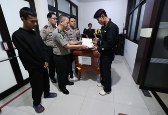 Tim DVI Polda Jatim Serahkan Dua Jenazah Korban KM Mutiara Sentosa II kepada Keluarga