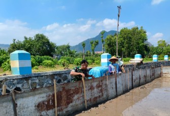Babinsa Desa Kendalbulur Dampingi Petani Perbaiki Pematang Sawah, Dukung Kesiapan Masa Tanam