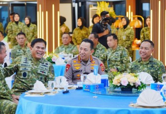 Kapolri Jenderal Polisi Drs. Listyo Sigit Prabowo, M.Si., menghadiri silaturahmi bersama Menteri Koordinator Bidang Politik dan Keamanan RI, Jenderal TNI (Purn.) Djamari Chaniago, di Denma Mabes TNI AL, Cilangkap, Jakarta Timur