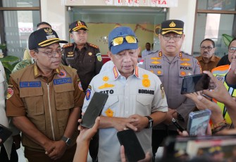 Menteri Dalam Negeri (Mendagri) Muhammad Tito Karnavian meninjau langsung dampak gempa sekaligus mengevaluasi penanganan dan kebutuhan pemulihan di Kabupaten Ende, Nusa Tenggara Timur (NTT), Selasa (18/8/2026)