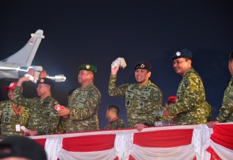 Panglima TNI Jenderal TNI Agus Subiyanto bersama Presiden RI Prabowo Subianto menghadiri Karnaval Bersatu meriahkan perayaan HUT ke-81 Kemerdekaan Republik Indonesia