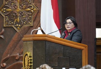 Juru bicara Fraksi PDI Perjuangan DPRD Jatim Diana AV Sasa