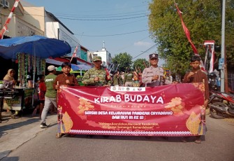 Babinsa Mejayan Kawal Semarak Bersih Desa dan HUT Ke-81 RI