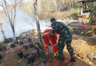 Sinergi Babinsa, Yon TP 886, Damkar dan Warga Berhasil Jinakkan Api di Ngubalan