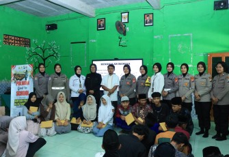 Polwan Polres Ngawi Edukasi Santri Cegah Kenakalan Remaja