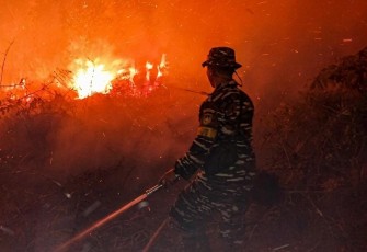 TNI AL Bersama Tim Gabungan Padamkan Kebakaran di Jambi 
