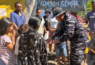 Prajurit TNI AL Tempuh Medan Ekstrem Bantu Korban Gempa NTT 
