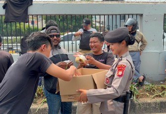 Bagikan Makanan dan Minuman di DPR RI