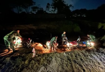 Prajurit Lanud Sjamsudin Noor Tetap Sigap dan Semangat Jaga Pompa Bantuan Presiden RI Untuk Suplai Air Pembahasan Gambut