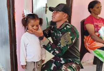 Yonarmed 12 Kostrad Hadir di Posyandu Suntoi, Jaga Kesehatan Generasi dan Lansia Perbatasan