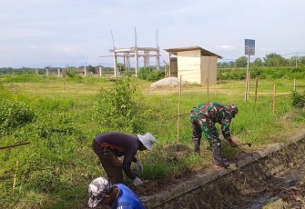 Babinsa dan Petani Bersihkan Saluran Air di Ketawang