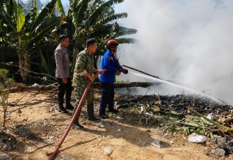 Api Lahap Tumpukan Sampah dan Rumpun Bambu, Babinsa Bersama Damkar Berjibaku Jinakkan Api