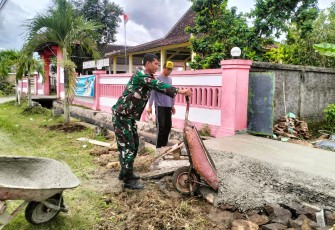 Babinsa dan Warga Kepet Gotong Royong, Buka Akses Menuju Lahan KWT Mekar Sari