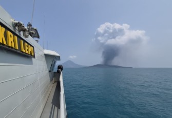TNI AL Siagakan KRI dan Personel Sar di Selat Sunda 