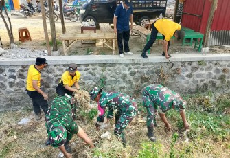 Koramil Kebonsari dan Warga Bergandengan Tangan Bersihkan Pasar Hewan