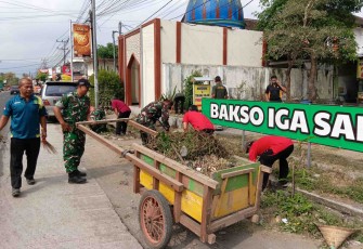Koramil 0806/Karangan dan Lintas Sektor Bersihkan Pasar