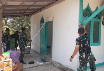 Koramil 0801/08 Tulakan Gelar Karya Bhakti di Mushola Baitul Muttaqin Desa Ngumbul
