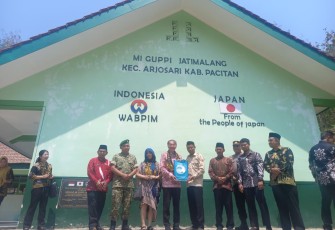 Danramil 0801/03 Arjosari dan Forkompicam Dampingi Konjen Jepang Monitoring Pembangunan Ruang Kelas Baru MI GUPPI Jatimalang