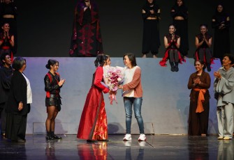 Wakil Menteri Ekonomi Kreatif/Wakil Kepala Badan Ekonomi Kreatif (Ekraf), Irene Umar (kanan), menyerahkan bunga kepada seniman Ara Ajisiwi (kiri) seusai pementasan drama musikal Calon Arang di Graha Bhakti Budaya, Taman Ismail Marzuki (TIM), Jakarta, Jumat (18/9/2026)