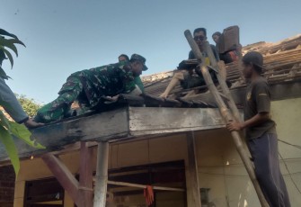 Bantu bongkar rumah warga desa binaan