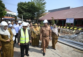 Mendikdasmen Abdul Mu'ti saat meninjau revitalisasi SDN 1 Kedungjaya, Cirebon