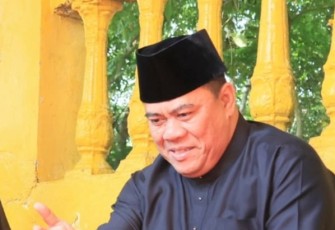 Sekretaris Daerah Kabupaten Bintan, Ronny Kartika, saat menghadiri Kenduri Merohom Bukit Batu, Jumat (16/01) di Kompleks Makam Marhum Bukit Batu, Desa Bintan Buyu, Kecamatan Teluk Bintan
