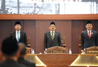 Ketua DPRD Provinsi Jawa Timur, Musyafak Rouf (Tengah).