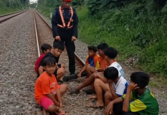 KAI Daop 2 Bandung Tegas Larang Masyarakat Beraktivitas di Jalur Rel Saat Ramadan, Langgar UU Bisa Terancam Sanksi Pidana