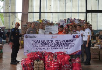 KAI Daop 2 Salurkan Bantuan TJSL bagi Korban Tanah Longsor di Cisarua