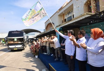 Menaker Yassierli saat Lepas Mudik 1.431 Pekerja Panasonic