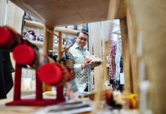 Menteri Ekonomi Kreatif, Teuku Riefky Harsya, meninjau booth peserta pada The 26th Jakarta International Handicraft Trade Fair (INACRAFT) 2026 di Jakarta International Convention Center (JICC), Jakarta, Rabu (4/2/2026).