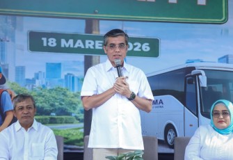 Menaker, Yassierli saat melepas program mudik gratis pekerja/buruh PT Pamapersada Nusantara di Jakarta Timur, Rabu (18/3/2026).