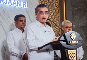 Menteri Ketenagakerjaan, Yassierli dalam konferensi pers di Gedung Kementerian Ketenagakerjaan, Jakarta, Rabu (1/4/2026).