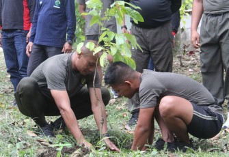 Danmenarmed 2 Kostrad saat Pimpin Gerakan Tanam Pohon di wilayah satuan, Malang, Jumat (02/01/2026).