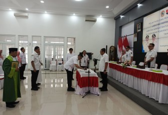 Bupati Rober Christanto saat melantik Kurniadi Maulato sebagai Sekda Karanganyar, di Gedung Anthurium, Rumah Dinas Bupati Karanganyar, Rabu (28/1/2026).