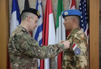 Penyematan LAF Medal oleh LAF Navy Commander Admiral Mustafa Al-Ali kepada Dansatgas MTF TNI Konga XXVIII-P/UNIFIL Letkol Laut (P) Anugerah Annurullah.