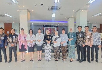 Peringati Hari Kartini, Pekerja BRI Branch Office Veteran Kenakan Pakaian Nasional Saat Layani Nasabah