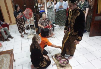 Peserta PIBBI ACICIS melaksanakan simulasi adat Manten dalam sesi seminar, belum lama ini di Dusun Glawan, Kecamatan Pabelan, kabupaten Semarang. 