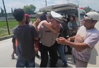 Polisi mengevakuasi korban lkeceakaan beruntun di jalur Jalan Raya Sragen-Solo wilayah Pulosari, Kebakkramat, Karanganyar, Rabu (4/2/2026) pagi.