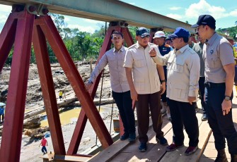 Presiden Prabowo saat Tinjau Jembatan Bailey di Tapanuli Selatan