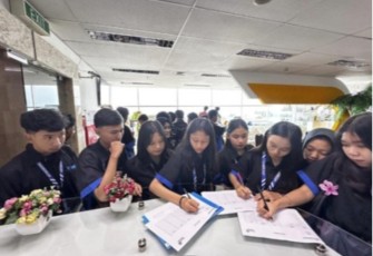 SMK Yadika 8 Bekasi Kunjungi Telkom AI Center Bandung
