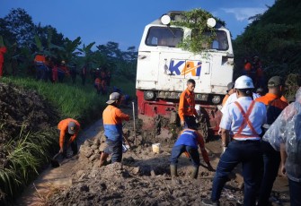 Seluruh Penumpang dan Crew KA Ciremai Dipastikan Selamat Pasca Longsoran di Petak Maswati – Sasaksaat, KAI Daop 2 Bandung Sampaikan Permohonan Maaf ke Seluruh Pelanggan Terdampak