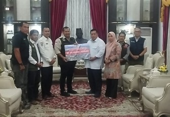 Bupati Choirul Huda Salurkan Bantuan Untuk Korban Bencana Sumbar 