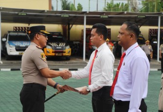 Kapolres Oku Timur Berikan Penghargaan Kepada 23 Personel Berprestasi