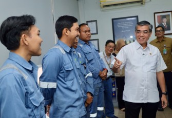 Menteri Ketenagakerjaan Yassierli saat melakukan monitoring dan evaluasi pemagangan nasional di PT Ecogreen Oleochemicals, Batam, Kepulauan Riau, Selasa (24/2/2026)