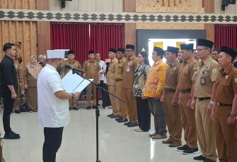 Gubernur Bengkulu, Helmi Hasan Mengukuhkan Pengurus Retret Merah Putih dan Persekutuan ASN Kristiani di Lingkungan Pemerintah Provinsi Bengkulu Periode 2026–2030, yang berlangsung di Aula Merah Putih, Kantor Gubernur Bengkulu, Senin (2/3) /Foto : MC 