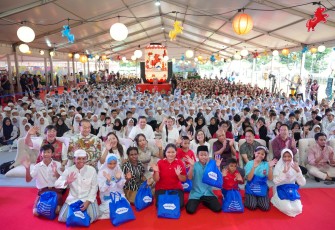 Wakil Menteri Ekonomi Kreatif, Irene Umar, menghadiri Aksi Sosial Harmoni Imlek Nusantara berupa pemberian santunan kepada 1.000 yatim piatu lintas agama dari beberapa yayasan dan panti asuhan, di Lapangan Banteng, Jakarta, Minggu (1/3/2026)