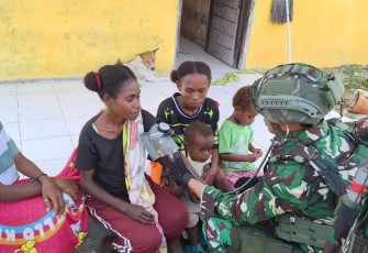 Prajurit TNI AL Hadirkan Layanan Kesehatan Gratis Bagi Masyarakat di Papua 